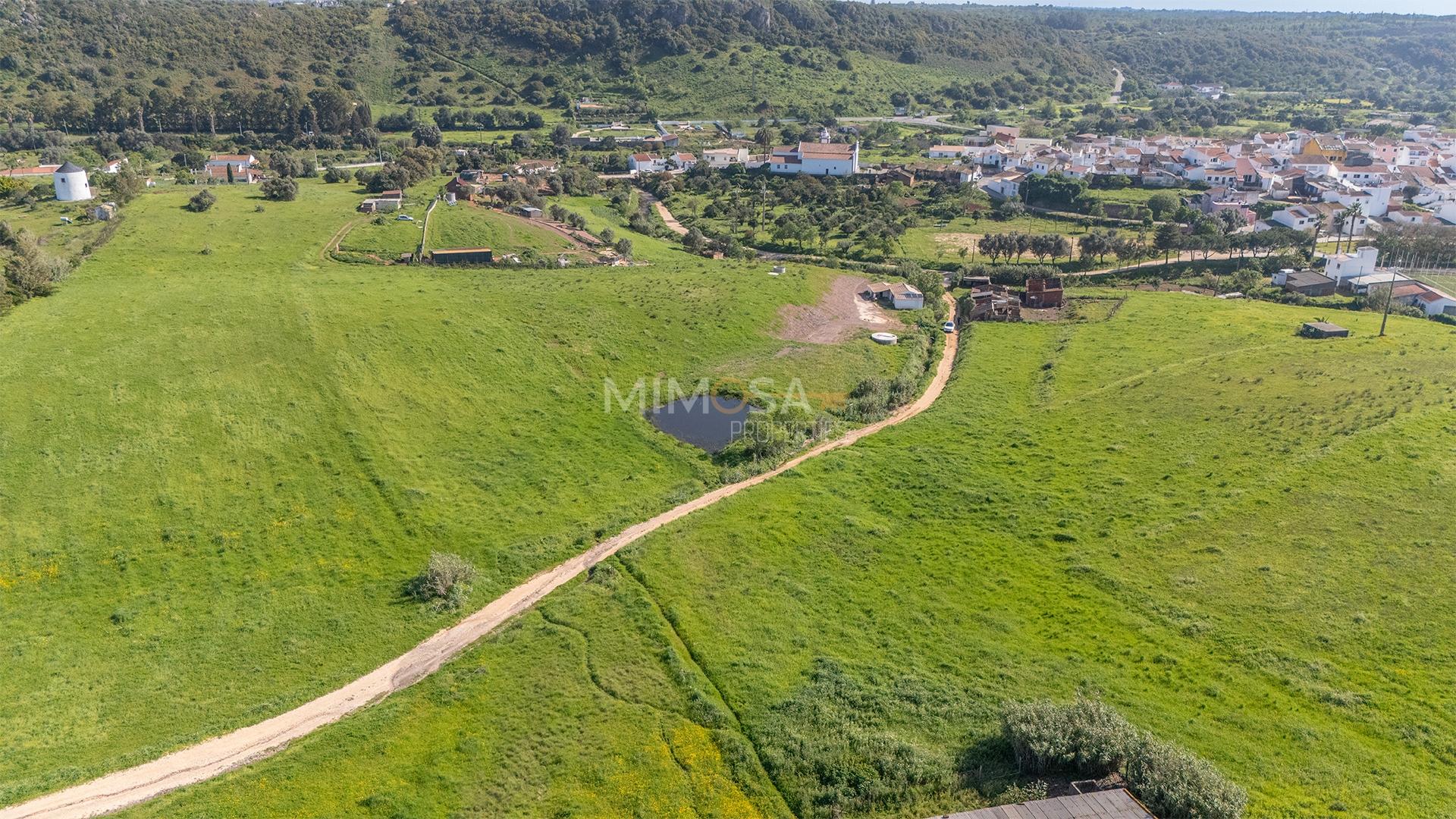 Refúgio Rural com 1 Hectare a 10 Minutos de Lagos