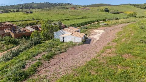 Refúgio Rural com 1 Hectare a 10 Minutos de Lagos