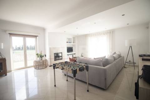 Moradia T5 independente de Gaveto - Caldas da Rainha