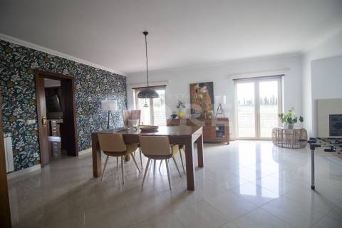 Moradia T5 independente de Gaveto - Caldas da Rainha