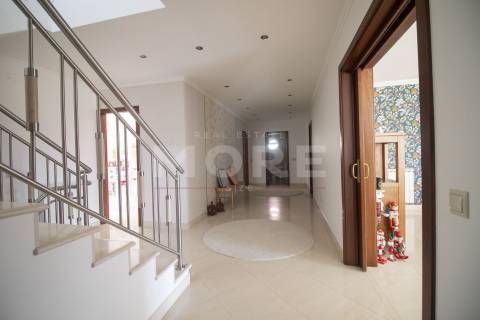 Moradia T5 independente de Gaveto - Caldas da Rainha