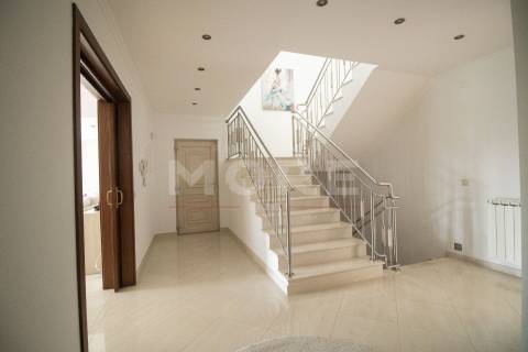 Moradia T5 independente de Gaveto - Caldas da Rainha