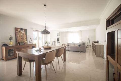 Moradia T5 independente de Gaveto - Caldas da Rainha