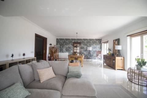 Moradia T5 independente de Gaveto - Caldas da Rainha