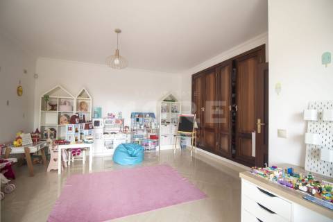 Moradia T5 independente de Gaveto - Caldas da Rainha