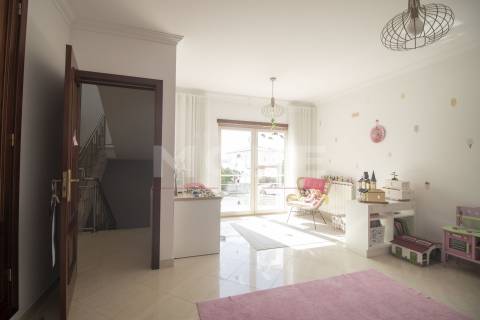 Moradia T5 independente de Gaveto - Caldas da Rainha