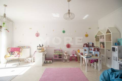 Moradia T5 independente de Gaveto - Caldas da Rainha