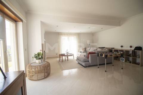 Moradia T5 independente de Gaveto - Caldas da Rainha