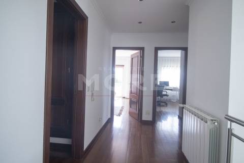 Moradia T5 independente de Gaveto - Caldas da Rainha