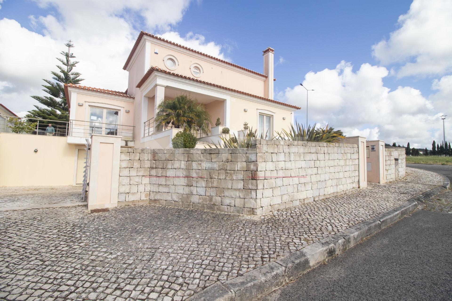 Moradia T5 independente de Gaveto - Caldas da Rainha