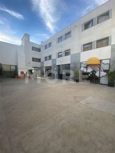 Espaço comercial no Centro Histórico de Évora, junto ao Teatro Garcia de Resende.