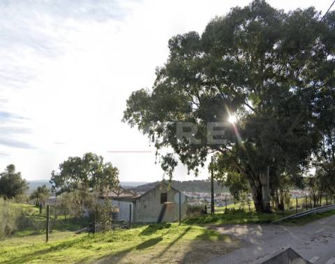 Lote terreno com moradia para recuperar - Arraiolos