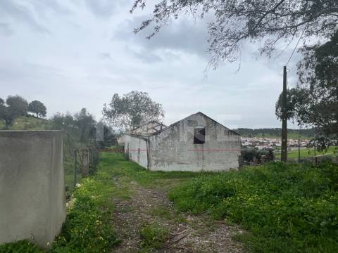 Lote terreno com moradia para recuperar - Arraiolos
