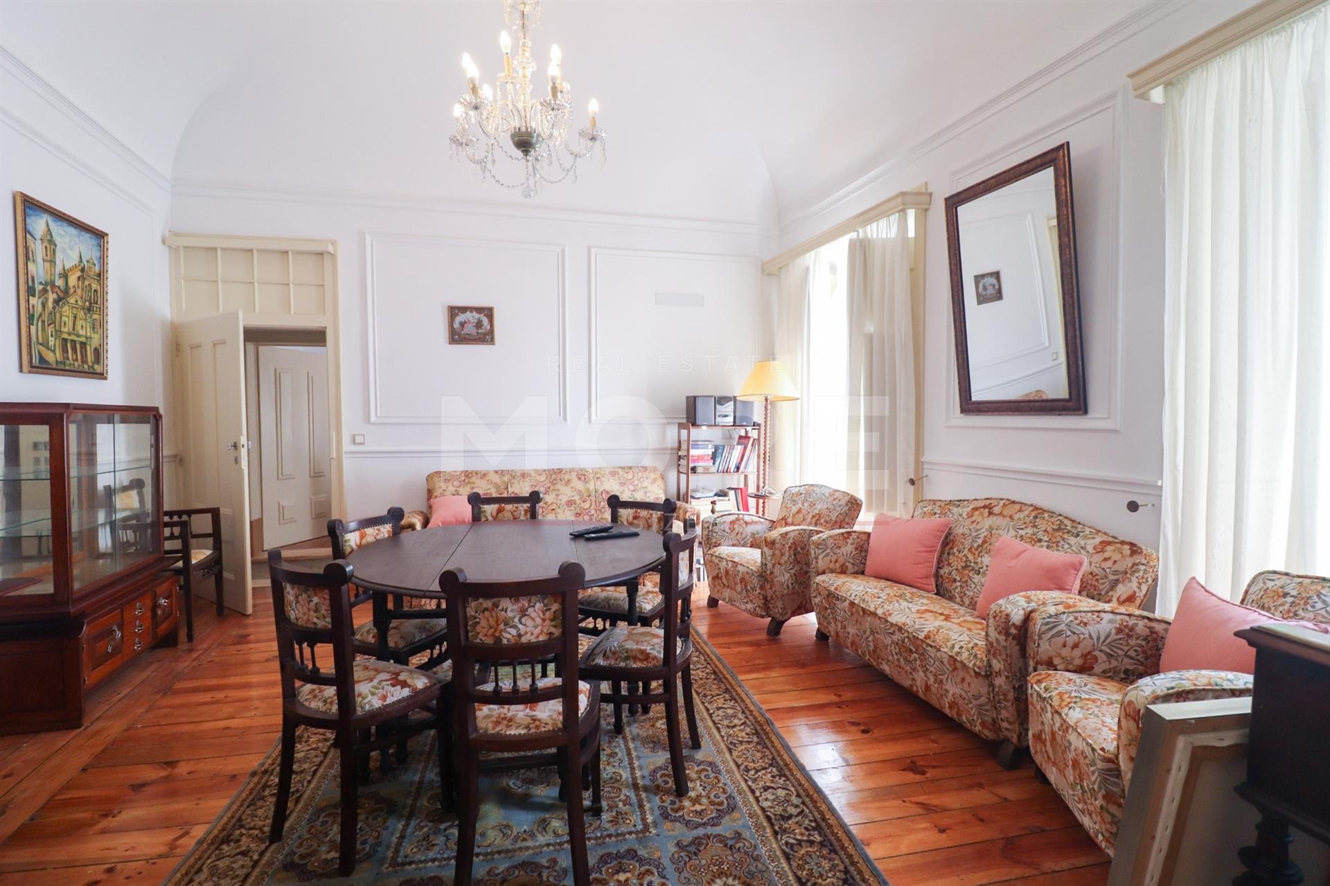 Prédio Senhorial Moradia + Espaço comercial - Centro Histórico Évora