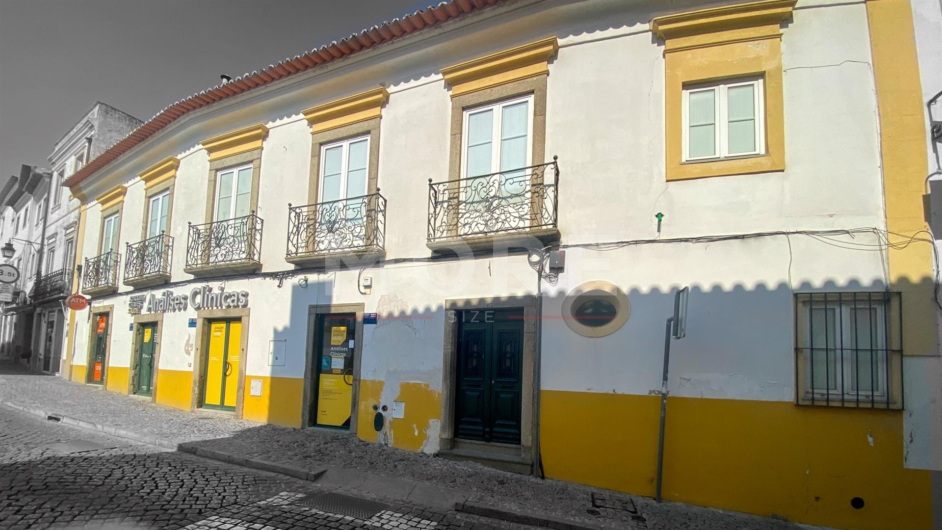Prédio Senhorial Moradia + Espaço comercial - Centro Histórico Évora