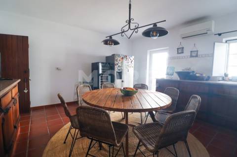 Moradia Unifamiliar T4 com Quintal e Garagem no Centro das Alcáçovas