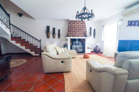 Moradia Unifamiliar T4 com Quintal e Garagem no Centro das Alcáçovas