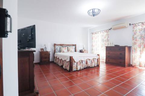 Moradia Unifamiliar T4 com Quintal e Garagem no Centro das Alcáçovas