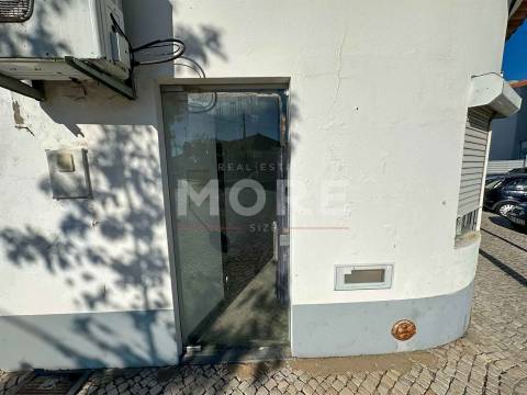 Loja em Vendas Novas - Excelente Localização