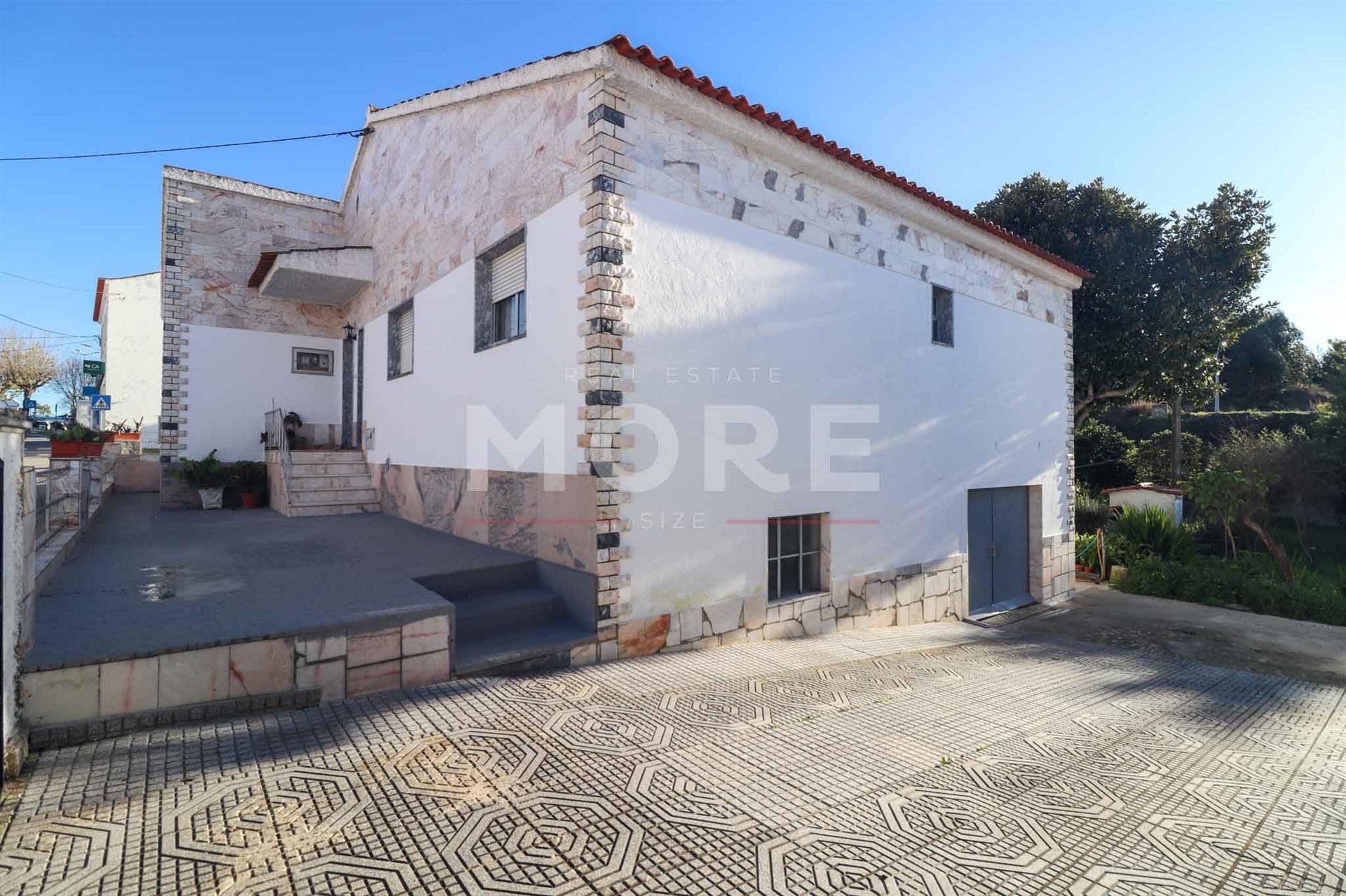 Moradia T4 com garagem e Terreno no Centro de Rio de Moinhos