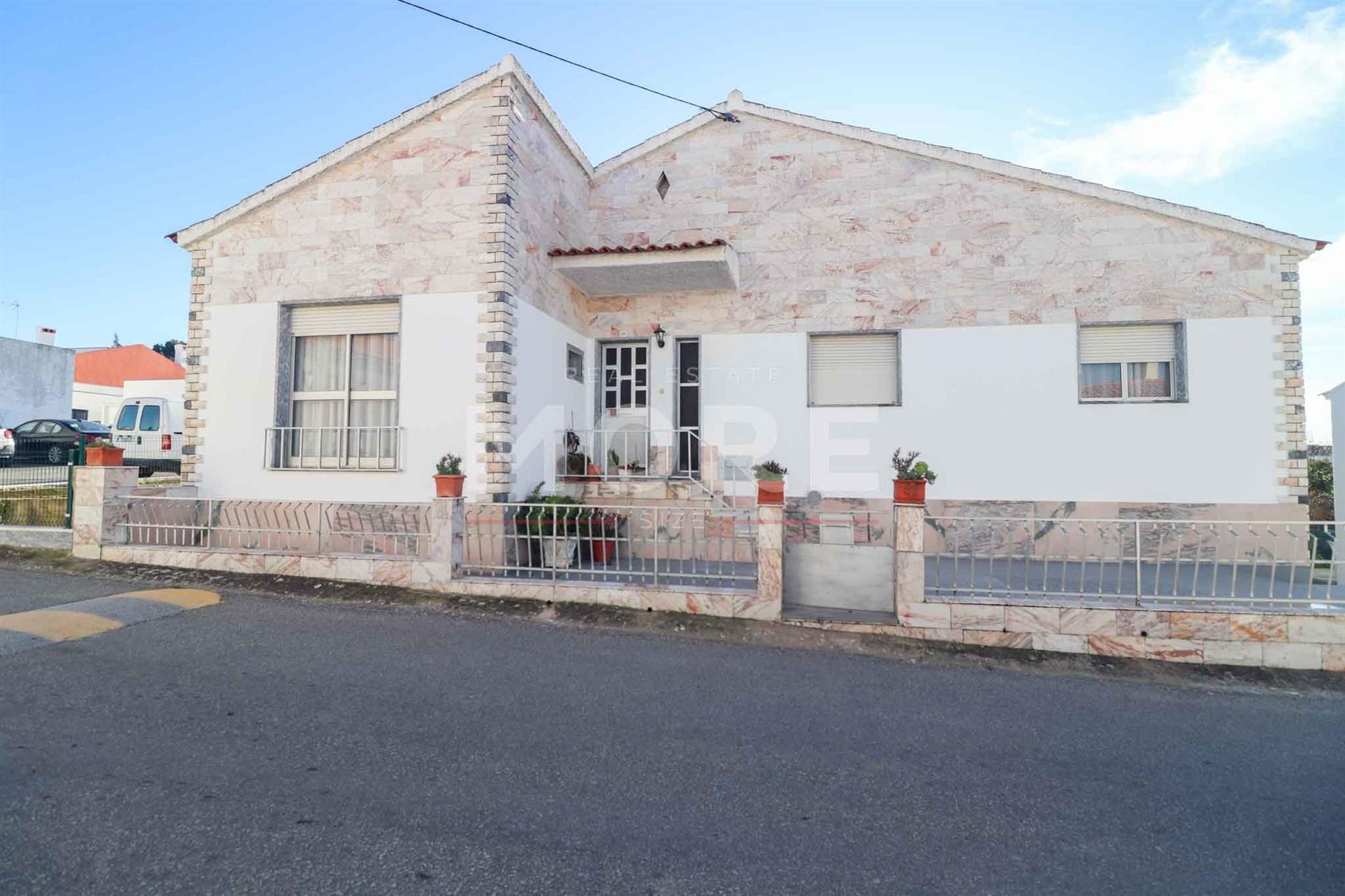 Moradia T4 com garagem e Terreno no Centro de Rio de Moinhos