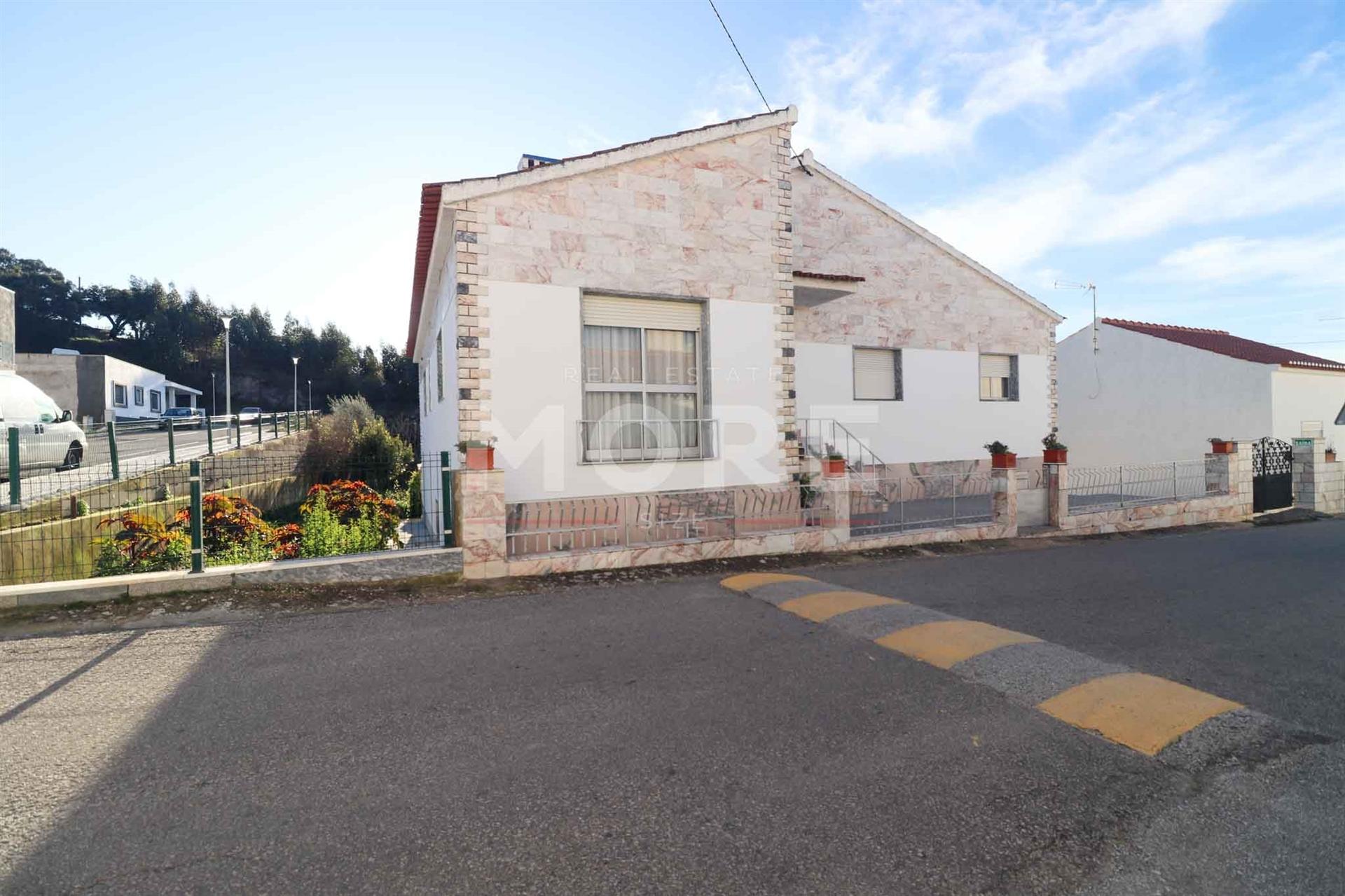 Moradia T4 com garagem e Terreno no Centro de Rio de Moinhos