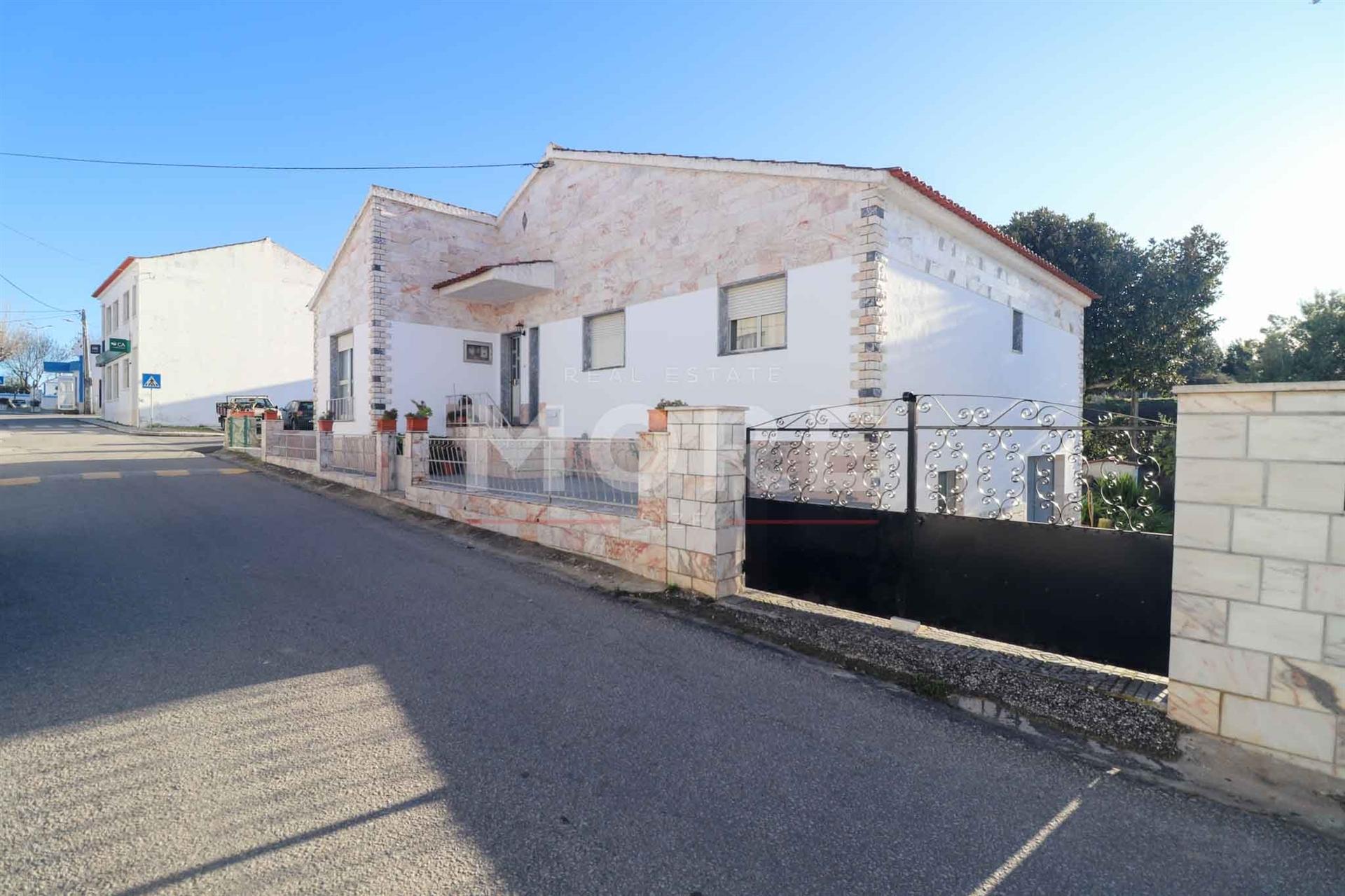 Moradia T4 com garagem e Terreno no Centro de Rio de Moinhos