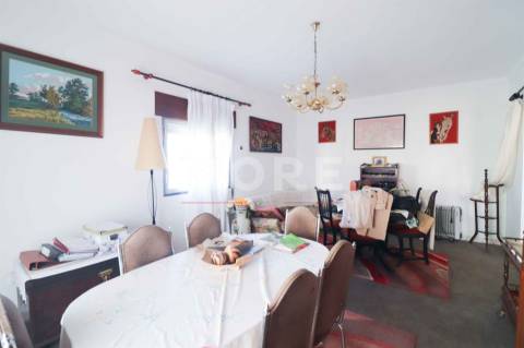 Moradia T4 com garagem e Terreno no Centro de Rio de Moinhos