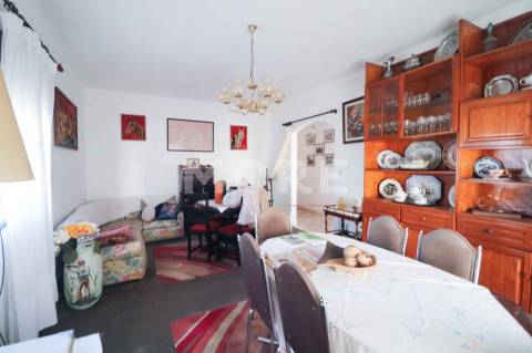 Moradia T4 com garagem e Terreno no Centro de Rio de Moinhos