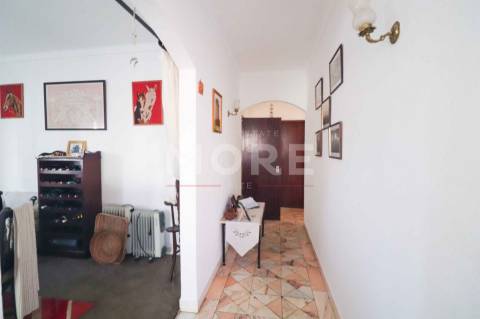 Moradia T4 com garagem e Terreno no Centro de Rio de Moinhos