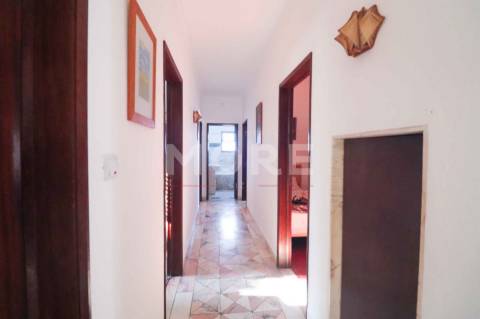 Moradia T4 com garagem e Terreno no Centro de Rio de Moinhos