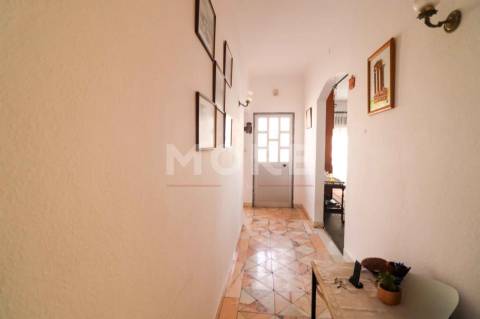 Moradia T4 com garagem e Terreno no Centro de Rio de Moinhos