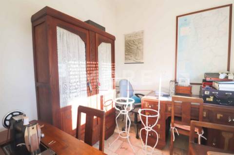 Moradia T4 com garagem e Terreno no Centro de Rio de Moinhos