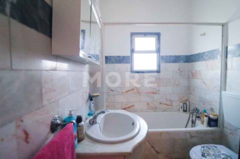 Moradia T4 com garagem e Terreno no Centro de Rio de Moinhos