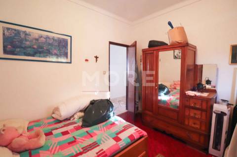 Moradia T4 com garagem e Terreno no Centro de Rio de Moinhos