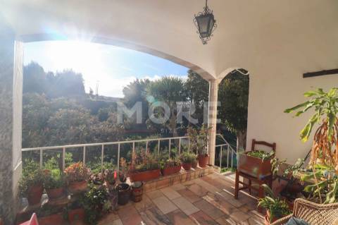 Moradia T4 com garagem e Terreno no Centro de Rio de Moinhos