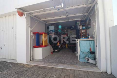 Moradia com quintal e garagem- Bairro do Bacelo - Évora