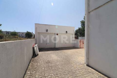 Moradia com quintal e garagem- Bairro do Bacelo - Évora