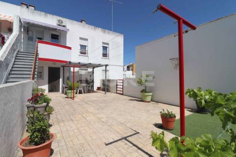 Moradia com quintal e garagem- Bairro do Bacelo - Évora