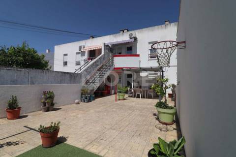 Moradia com quintal e garagem- Bairro do Bacelo - Évora