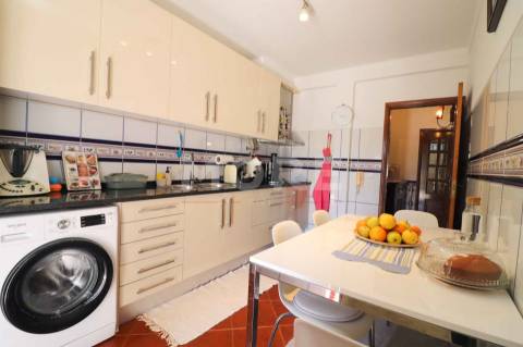 Moradia com quintal e garagem- Bairro do Bacelo - Évora