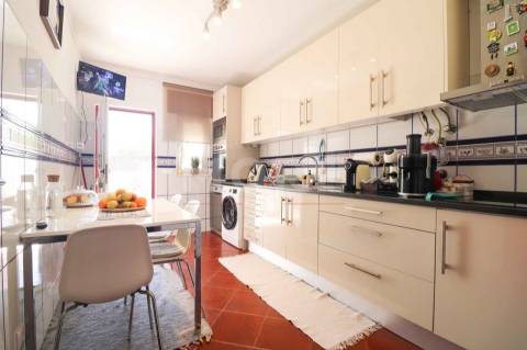 Moradia com quintal e garagem- Bairro do Bacelo - Évora