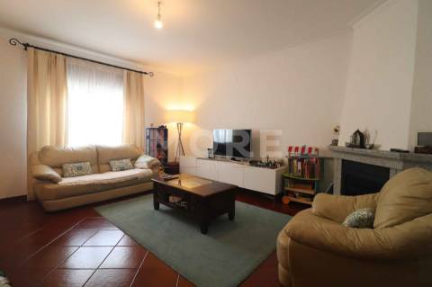 Moradia com quintal e garagem- Bairro do Bacelo - Évora