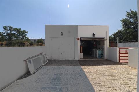 Moradia com quintal e garagem- Bairro do Bacelo - Évora