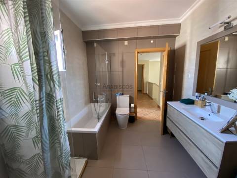 Moradia T4 - Piscina- Jardim- Bela Vista - Lagoa