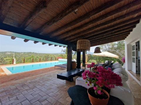 Moradia T4 - Terreno de 2.500 m2 - Piscina - Vista Campo - Serra e Mar - Portimão - Algarve