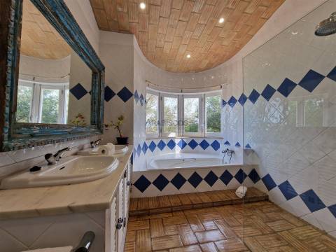 Moradia T4 - Terreno de 2.500 m2 - Piscina - Vista Campo - Serra e Mar - Portimão - Algarve