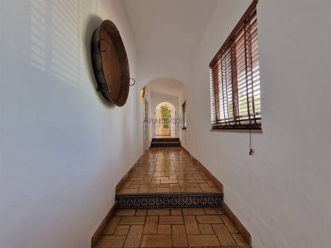 Moradia T4 - Terreno de 2.500 m2 - Piscina - Vista Campo - Serra e Mar - Portimão - Algarve