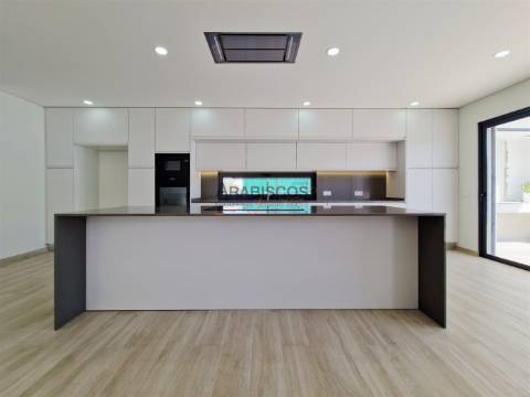 Moradia Isolada T3 - Piscina - Garagem 3 carros - Jardim - Monte Canelas - Portimão - Algarve