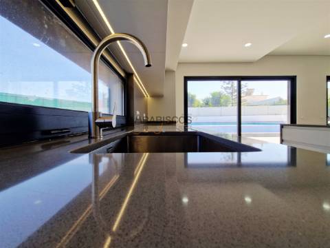 Moradia Isolada T3 - Piscina - Garagem 3 carros - Jardim - Monte Canelas - Portimão - Algarve